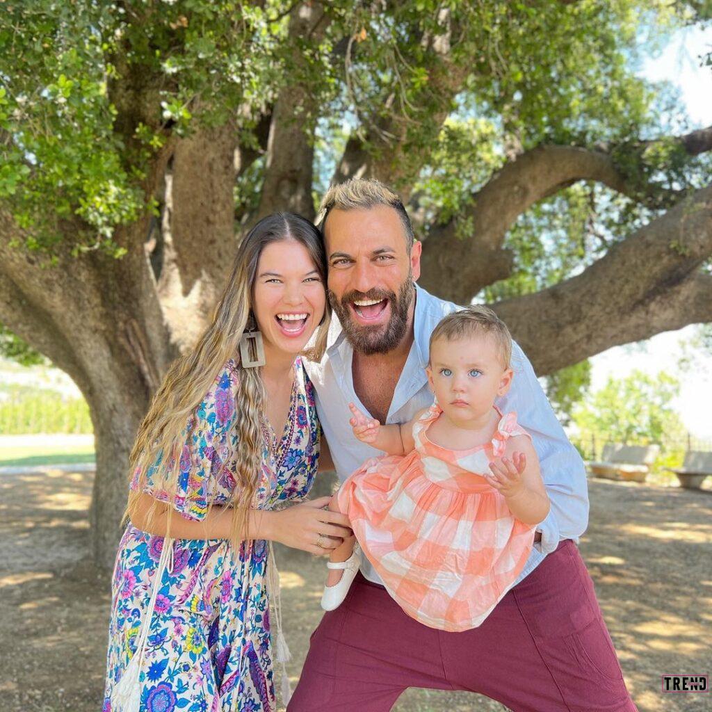 صورة لـ نيكولا معوض وزوجته وابنتهما