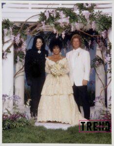 صورة من حفل زفاف إليزابيث تايلور ولاري فورتنسكي بحضور مايكل جاكسون